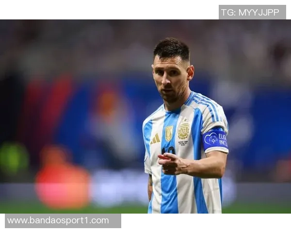 梅西课间专注踢球不理铃声老师提醒他马拉多纳独一无二